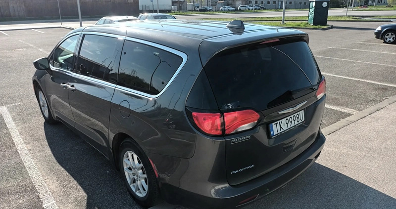 Chrysler Pacifica cena 99900 przebieg: 123000, rok produkcji 2017 z Kielce małe 631